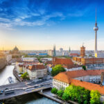 Berlin Skyline mit Fernsehturm und Nikolaiviertel an der Spree