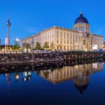 Top 10 Berlin – Humboldt Forum Berliner Stadtschloss und Humboldt Forum bei Nacht mit Fernsehturm