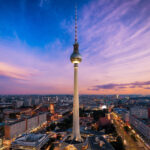 Fernsehturm am Alexanderplatz zur blauen Stunde