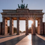 Top 10 Berlin – Brandenburger Tor Brandenburger Tor bei Sonnenaufgang – Berlins bekanntestes Wahrzeichen