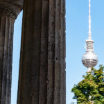 Top 10 Berlin – Fernsehturm und Museumsinsel Berliner Fernsehturm mit Blick auf die Museumsinsel – Top 10 Stadtrundgang