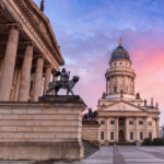 Top 10 Berlin – Gendarmenmarkt Gendarmenmarkt mit Konzerthaus und Französischem Dom – Architektur-Highlight