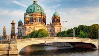 Berliner Dom mit grüner Kuppel und Seitentürmen im Abendlicht – Top 20 Berlin Sehenswürdigkeiten Stadtrundgang