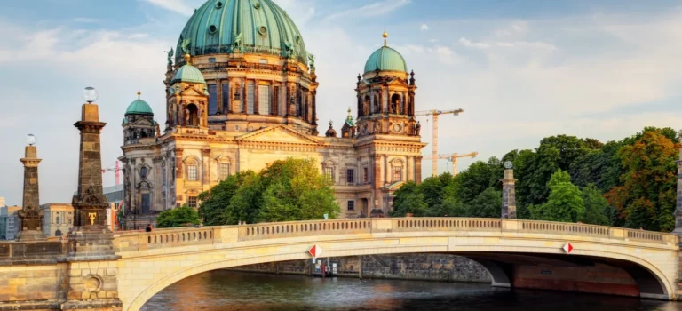 Berliner Dom mit grüner Kuppel und Seitentürmen im Abendlicht – Top 20 Berlin Sehenswürdigkeiten Stadtrundgang
