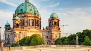 Berliner Dom mit Friedrichsbrücke und Spree im Abendlicht – Top 20 Berlin Sehenswürdigkeiten Stadtrundgang