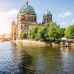 Tour Berlin Mitte – Catedral de Berlín e Isla de los Museos Catedral de Berlín junto al río Spree con vista a la Isla de los Museos, Patrimonio UNESCO