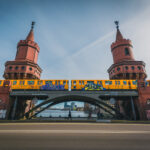 Tour Berlín – Puente Oberbaum y Spree Metro sobre el Puente Oberbaum sobre el río Spree