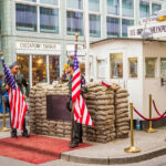 Checkpoint Charlie – historischer Grenzübergang im Kalten Krieg