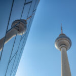 Berliner Fernsehturm am Alexanderplatz mit Spiegelung in Glasfassade