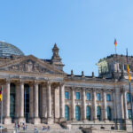 Reichstag mit Glaskuppel und Inschrift Dem Deutschen Volke