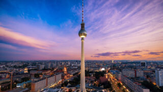 Stadtführung Berlin bei Nacht – Berliner Fernsehturm vor Abendhimmel in der blauen Stunde