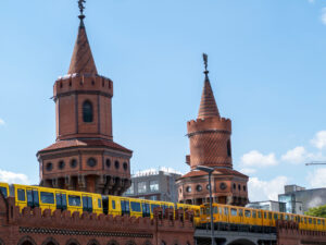 Gelbe U-Bahn überquert die Oberbaumbrücke in Berlin – Stadtrundgang mit ÖPNV-Kombination