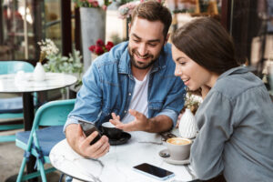Privater Stadtrundgang in Berlin: Guide bespricht die Route mit dem Gast im Café