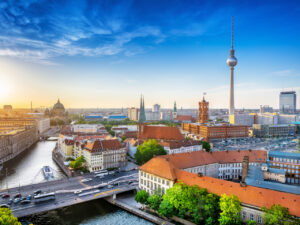Skyline mit Fernsehturm und Spree bei Sonnenuntergang